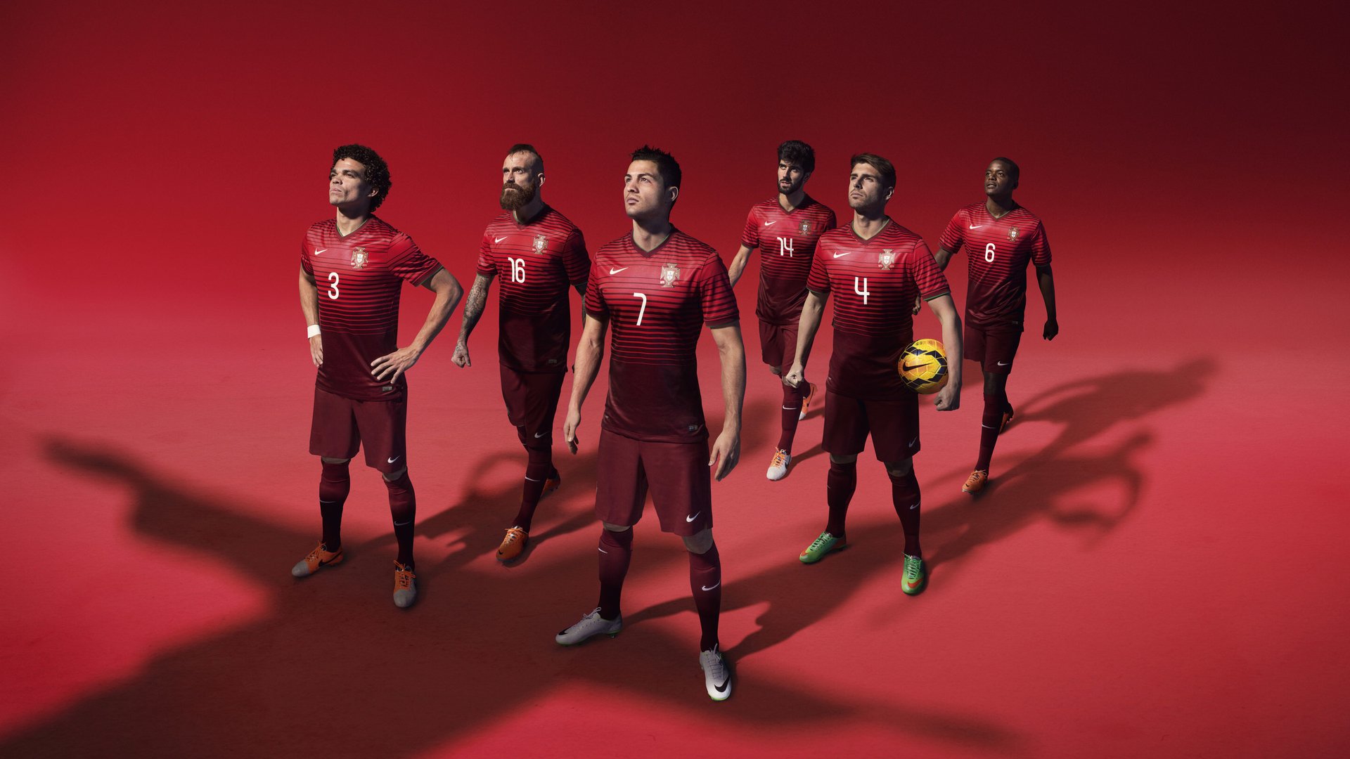 山间栈道徒步赛 悬崖边栏杆外是绝美风景