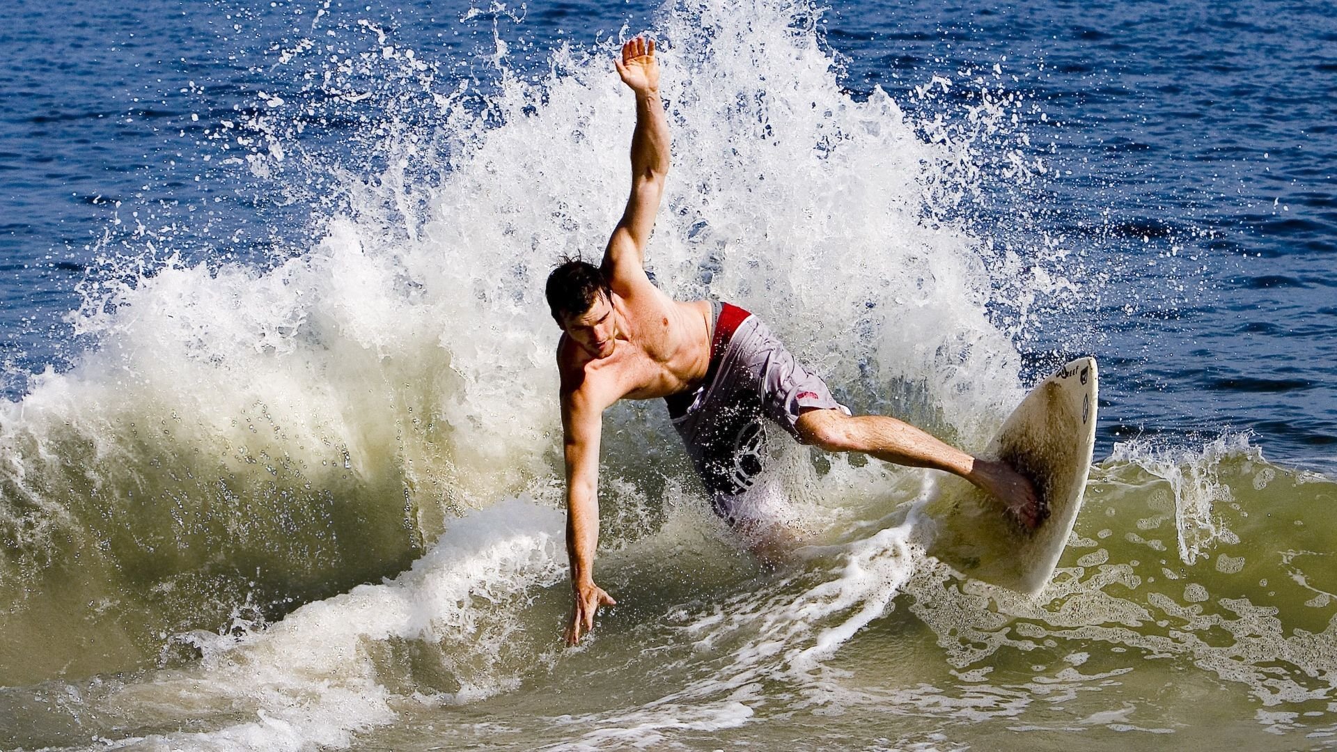 水上乐园“大喇叭滑道计时挑战” 比拼尖叫中下滑速度